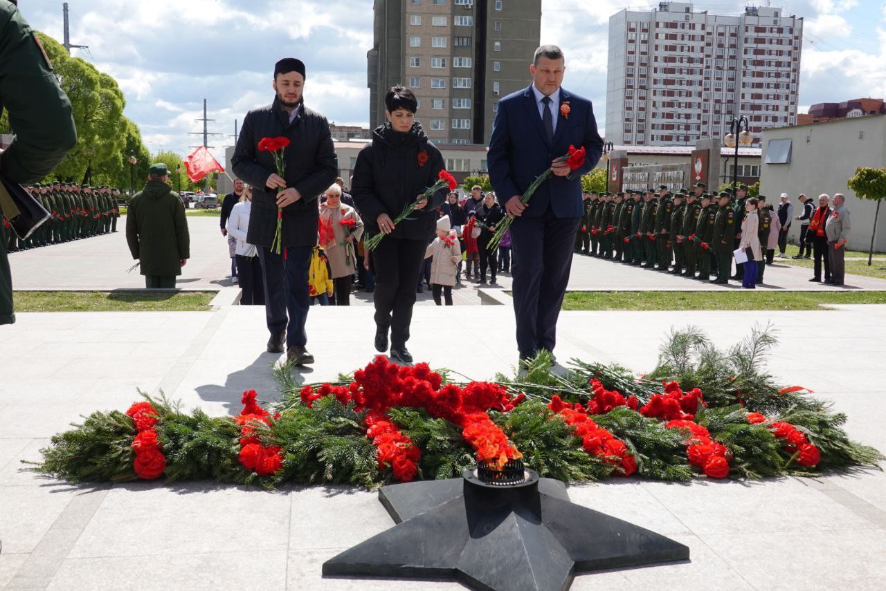 Торжественно возложить цветы. Возложение цветов к мемориалу. торжественное возложение цветов. торжественное возложение цветов к памятнику. возложить цветы к мемориалу.