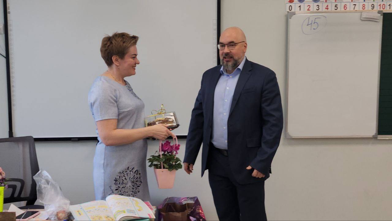 Единоросы Серпухова поздравили с Днём учителя педагогов, мужья которых защищают Родину на передовой Единоросы Серпухова поздравили с Днём учителя педагогов, мужья которых защищают Родину на передовой