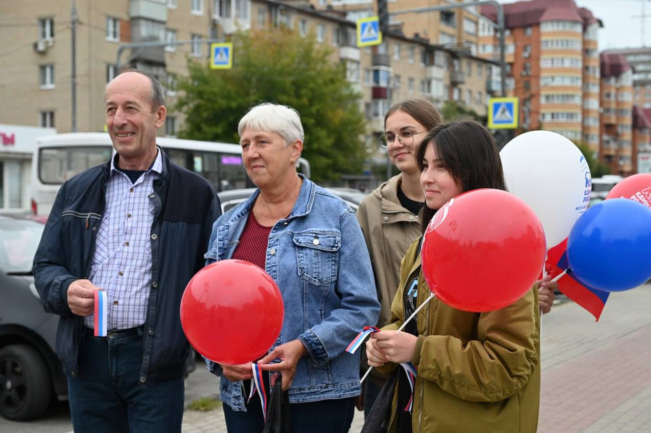 Жителям Серпухова раздали шары и ленточки в честь Дня Государственного флага РФ