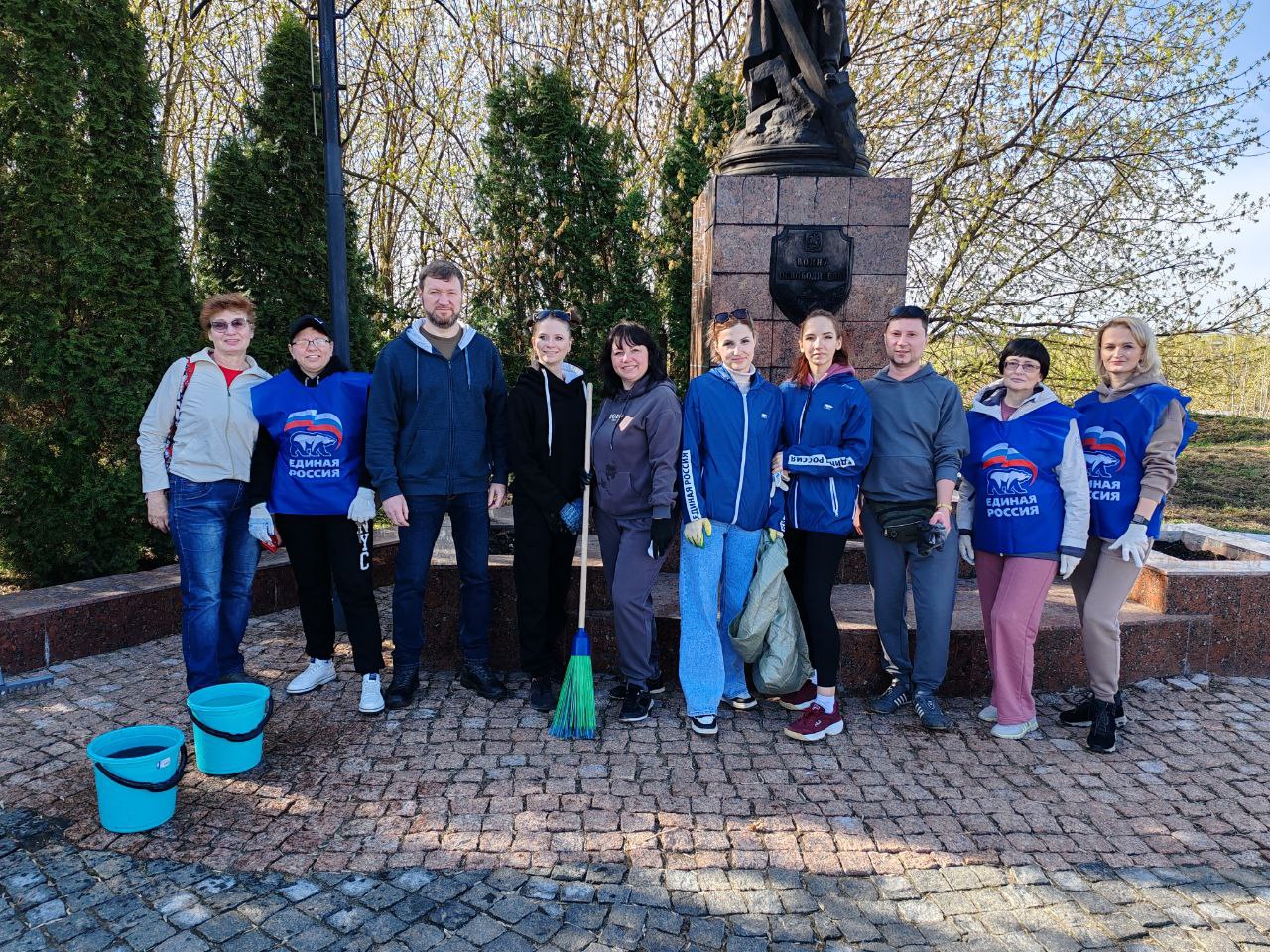 Жители и партийцы Серпухова принимают участие в общегородском субботнике