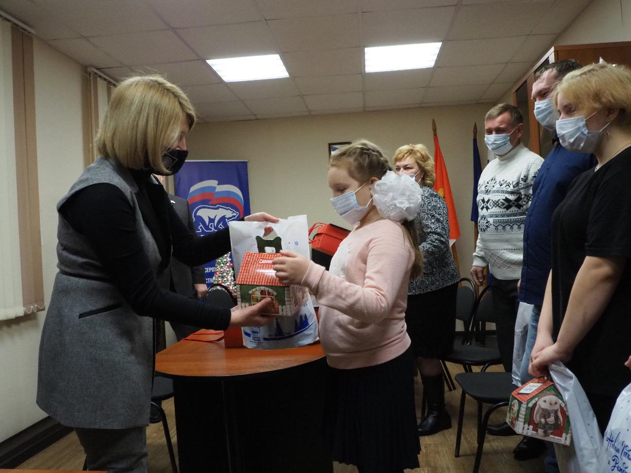 В Серпухове многодетным семьям членов партии «Единая Россия» вручили приятные подарки В Серпухове многодетным семьям членов партии «Единая Россия» вручили приятные подарки