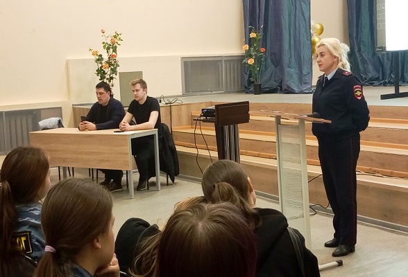 В Протвино сотрудники УМВД России «Серпуховское» провели лекторий по профилактике мошенничеств В Протвино сотрудники УМВД России «Серпуховское» провели лекторий по профилактике мошенничеств