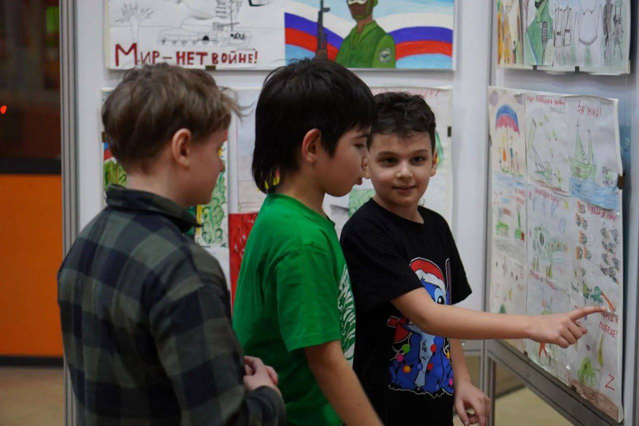 В Пущино начала работу передвижная выставка «Мир глазами детей Донбасса» 