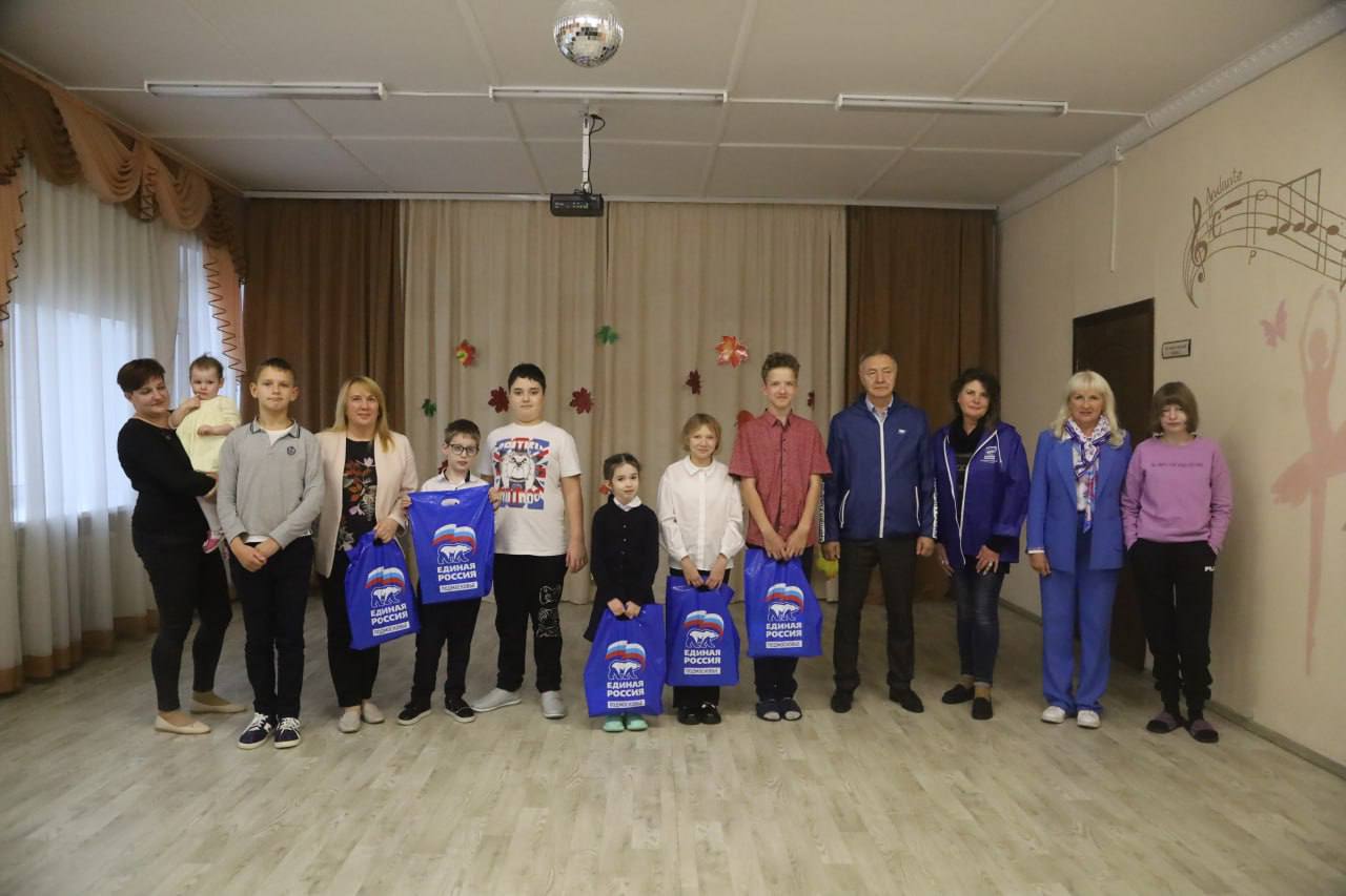 Ребят из центра «Серпуховский» навестили активисты «Единой России»