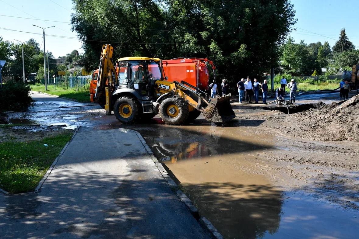 Аварийно-восстановительные работы на водоводе на ул. Захаркина в Серпухове завершены