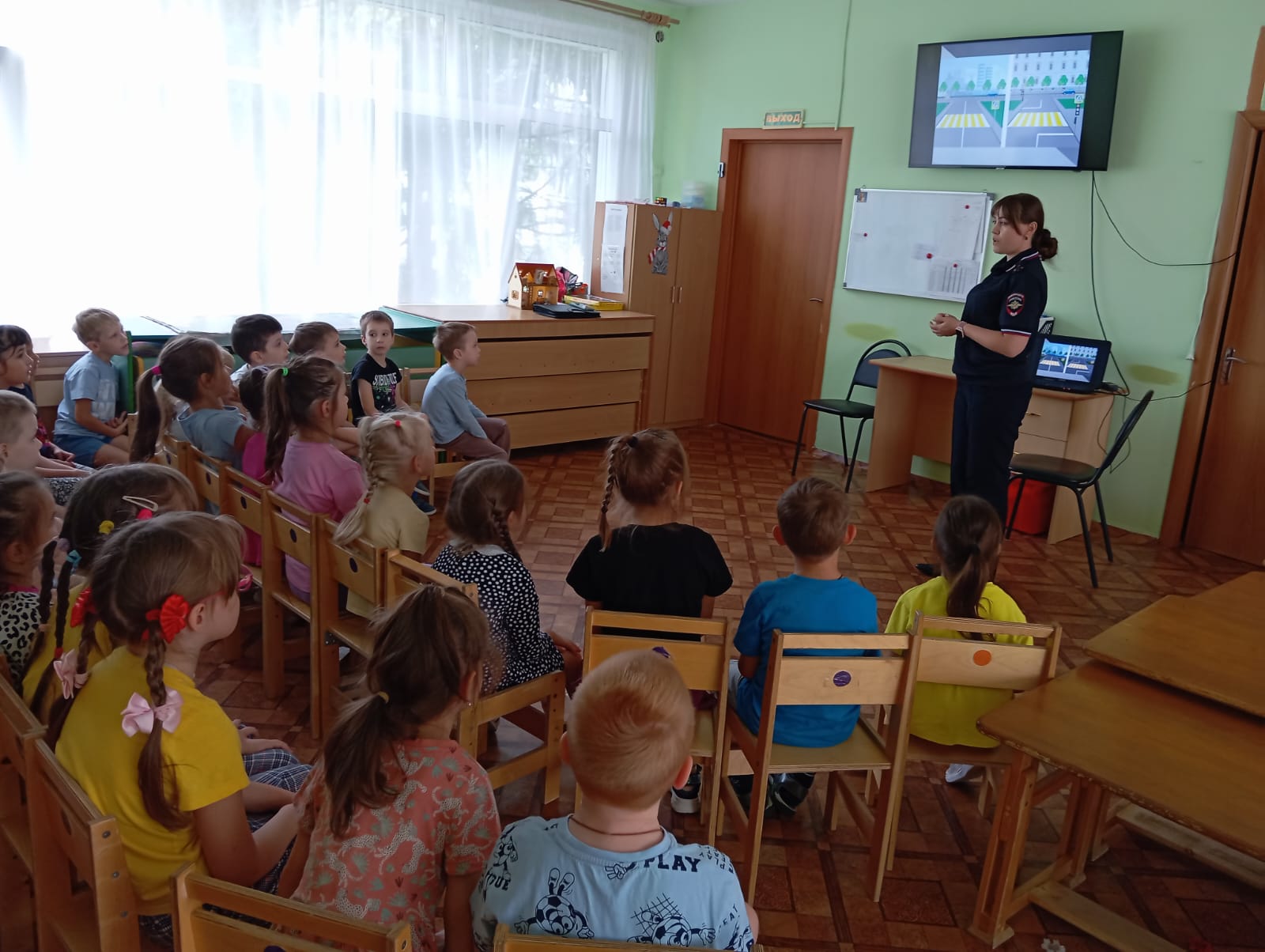 Госавтоинспекторы Серпухова посетили дошкольное отделение школы 17