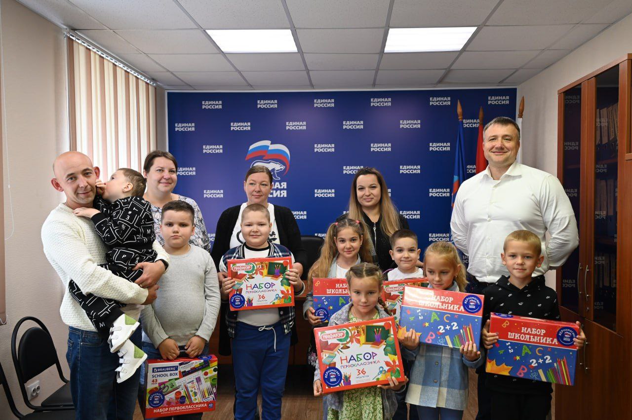 Глава Серпухова вручил школьные наборы будущим первоклассникам 