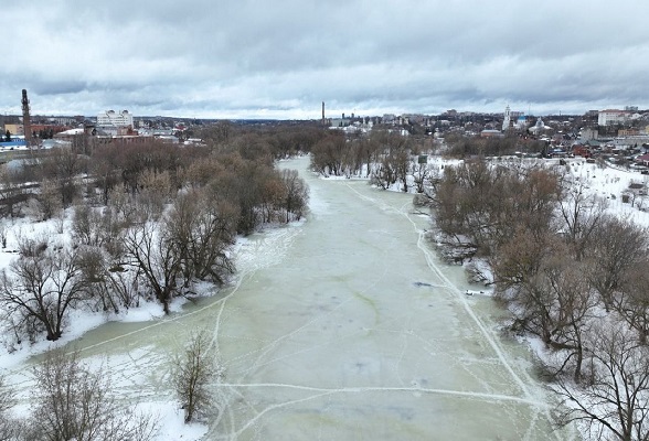 Лед на водоемах весной очень опасен