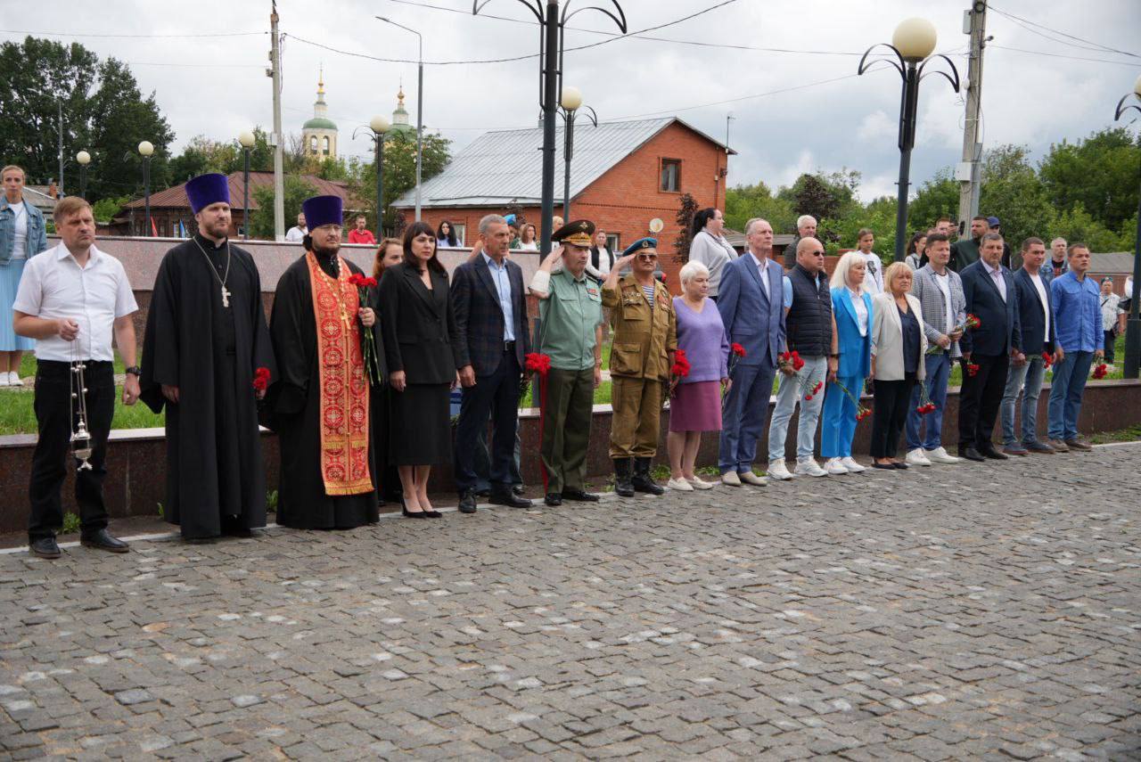 В Серпухове традиционно в День ВДВ десантники прошли торжественным маршем по Соборной горе В Серпухове традиционно в День ВДВ десантники прошли торжественным маршем по Соборной горе