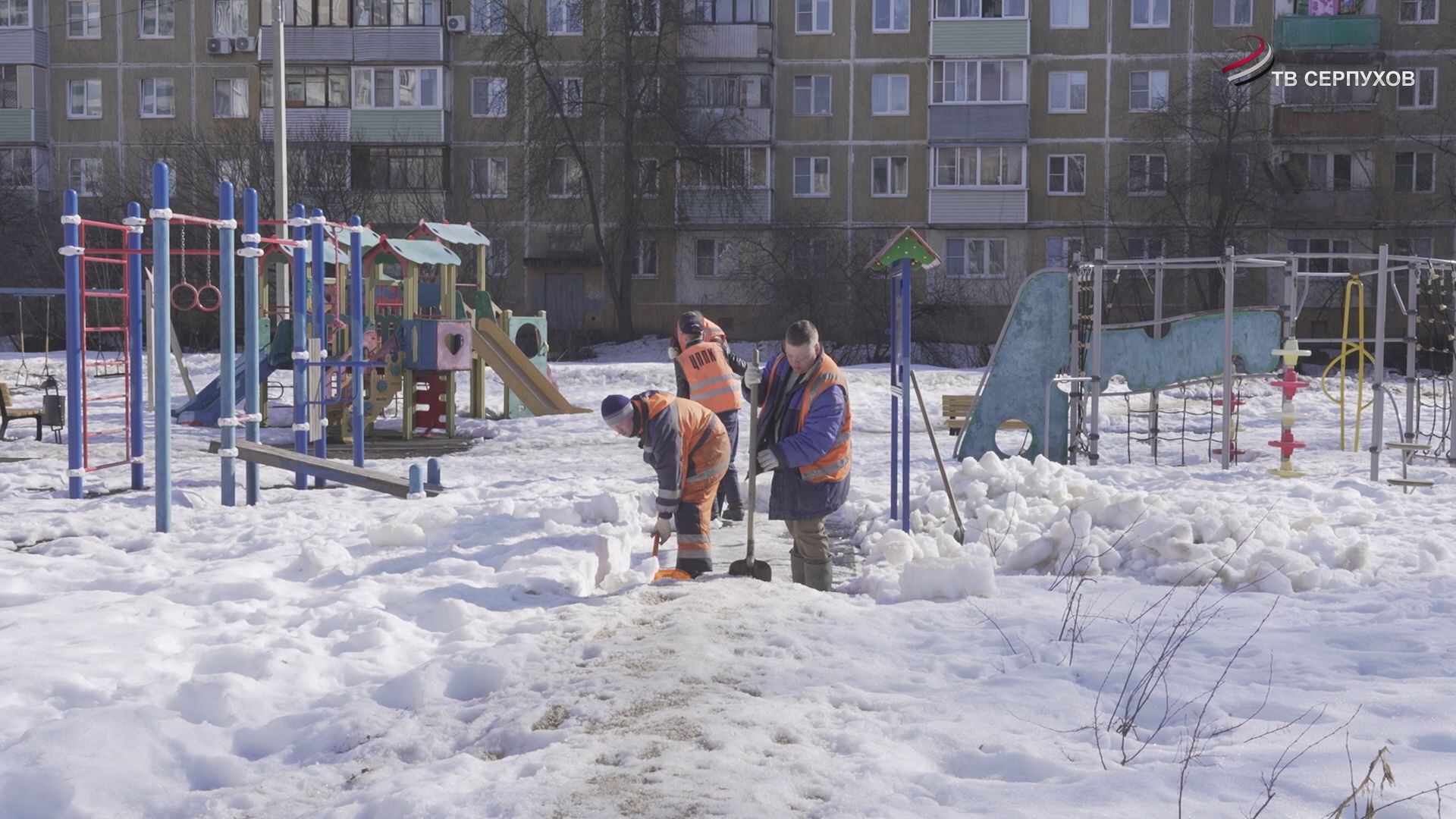 В Серпухове расчищают тротуар от снега и наледи