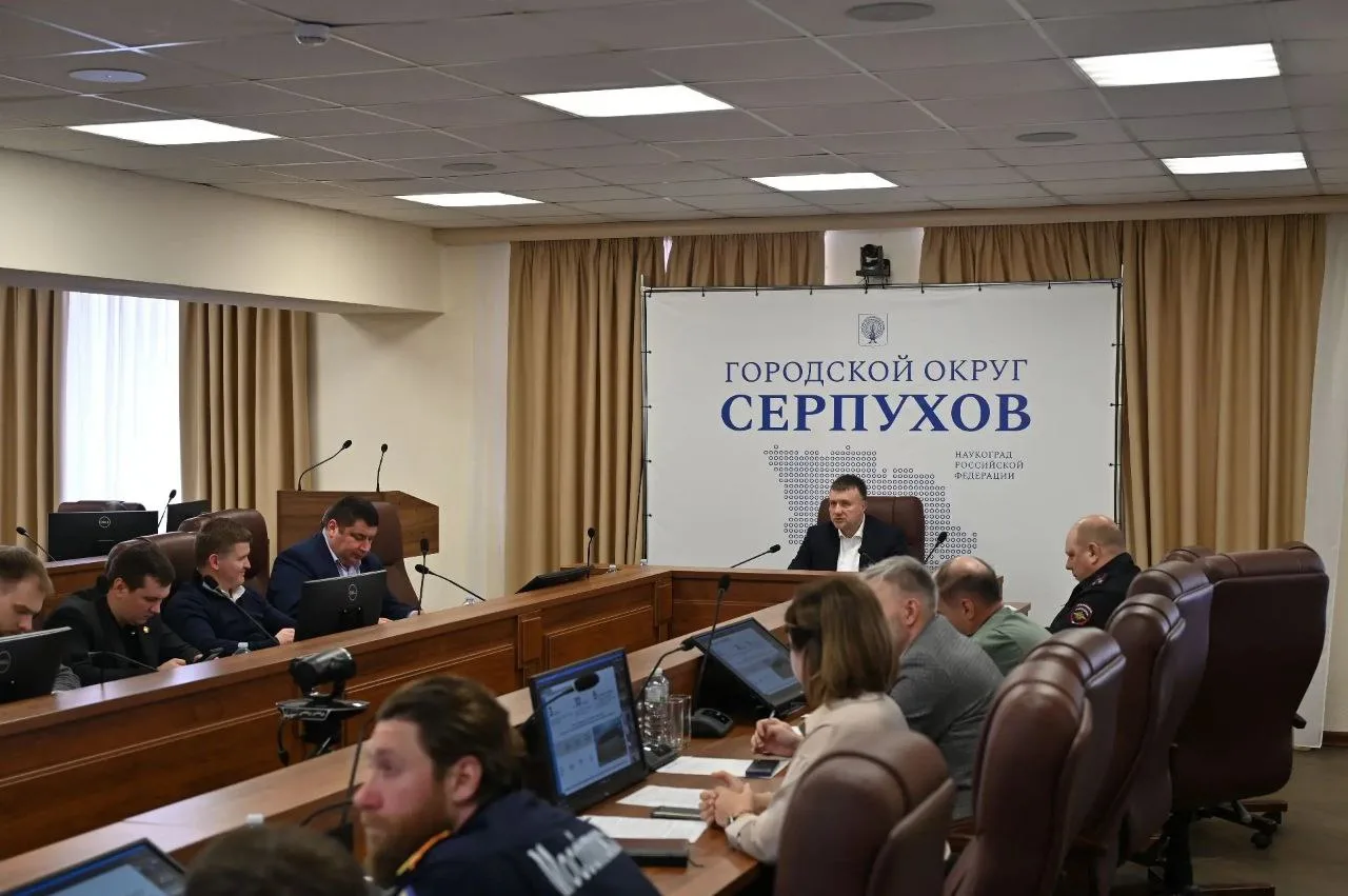 В Серпухове на еженедельном совещании в формате ВКС обсудили приоритеты сезона: защиту территорий от подтоплений и ремонт дорог