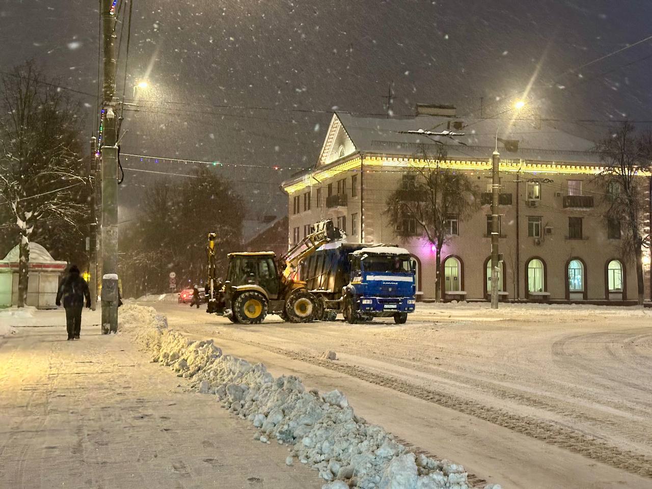 В Московской области на расчистке дорог и дворов задействовано более 28 тыс. человек и более 9,5 тыс. единиц техники