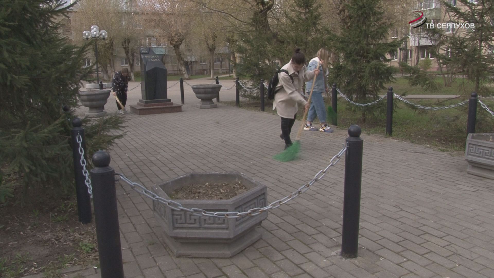 Члены молодежного клуба «Факел» провели уборку у стелы в Большевике Члены молодежного клуба «Факел» провели уборку у стелы в Большевике