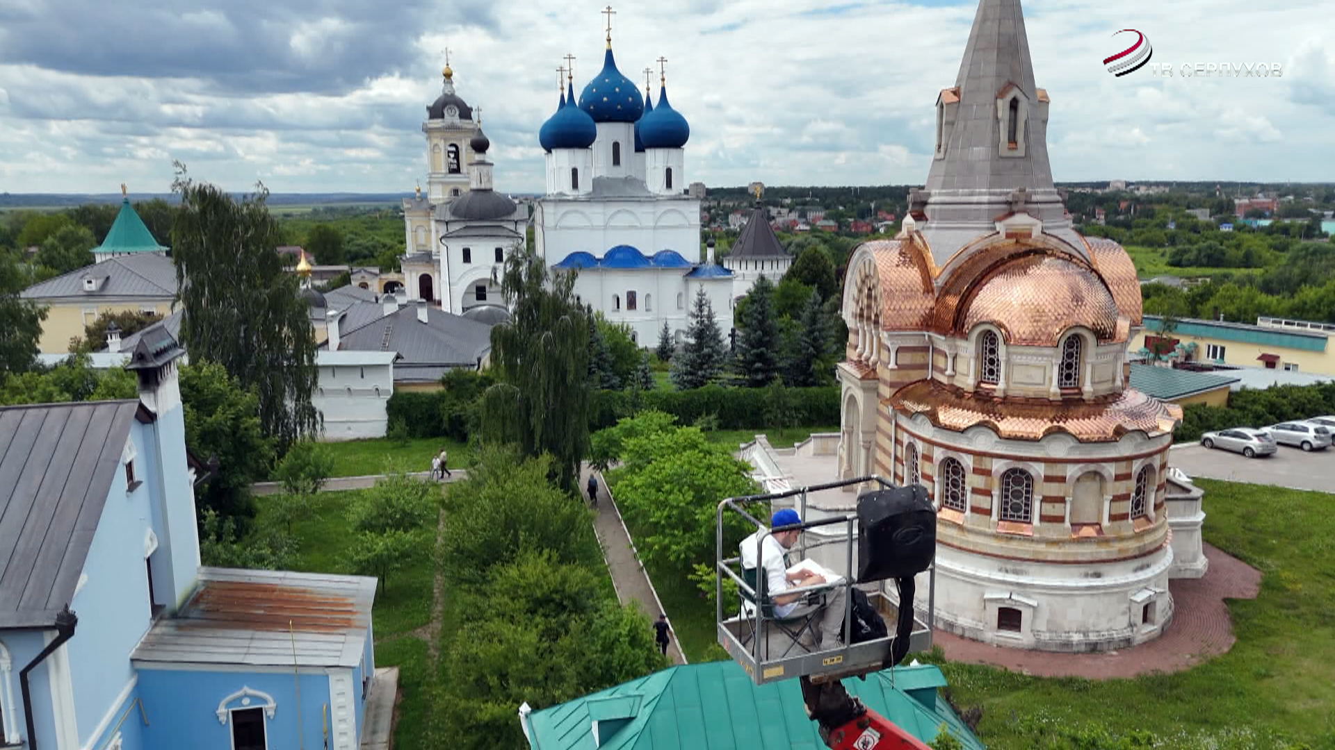 Художник из Серпухова Кирилл Назаров рисует на высоте птичьего полета.