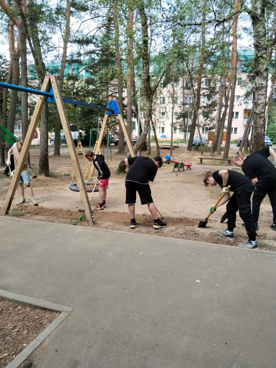 Участники летних трудовых бригад наводят порядок в Протвино