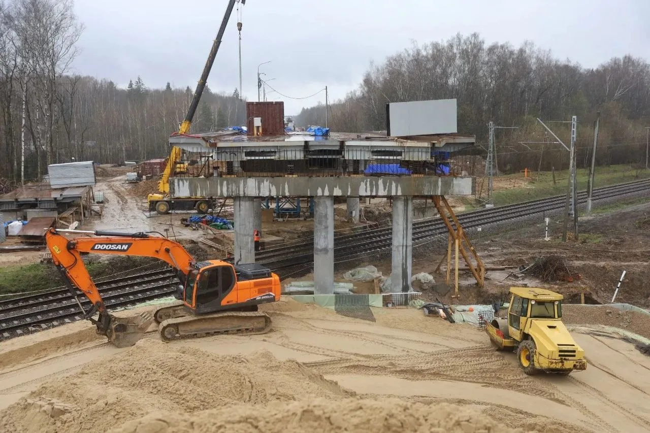 Капитальный ремонт двух ключевых объектов дорожной инфраструктуры в Серпухове в рамках народной программы "Единой России" продолжается