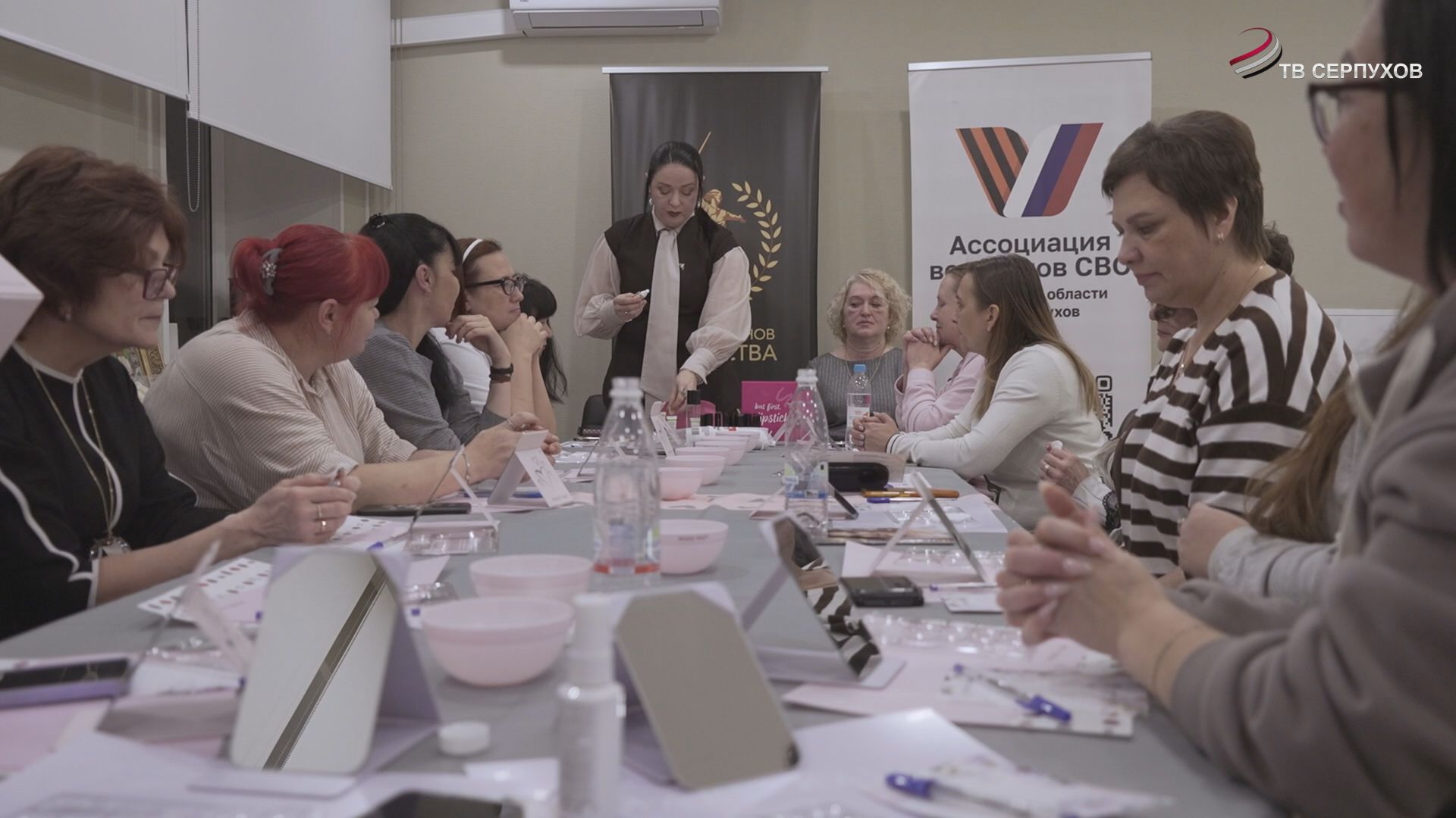 В серпуховском Едином центре провели мастер-класс красоты ко Дню матери