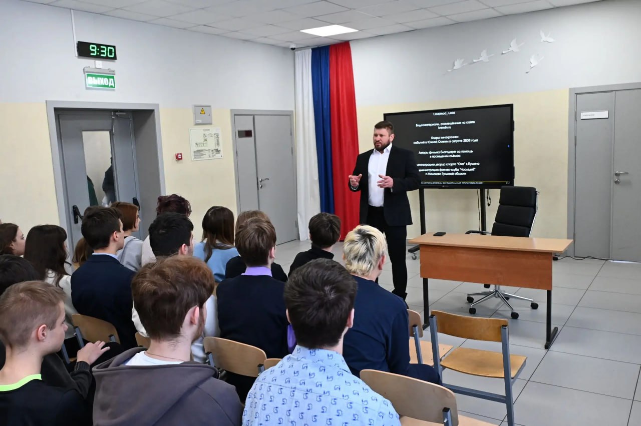 На уроке мужества учащиеся серпуховской школы №3 пообщались с Игорем Старовойтом после просмотра фильма о нем