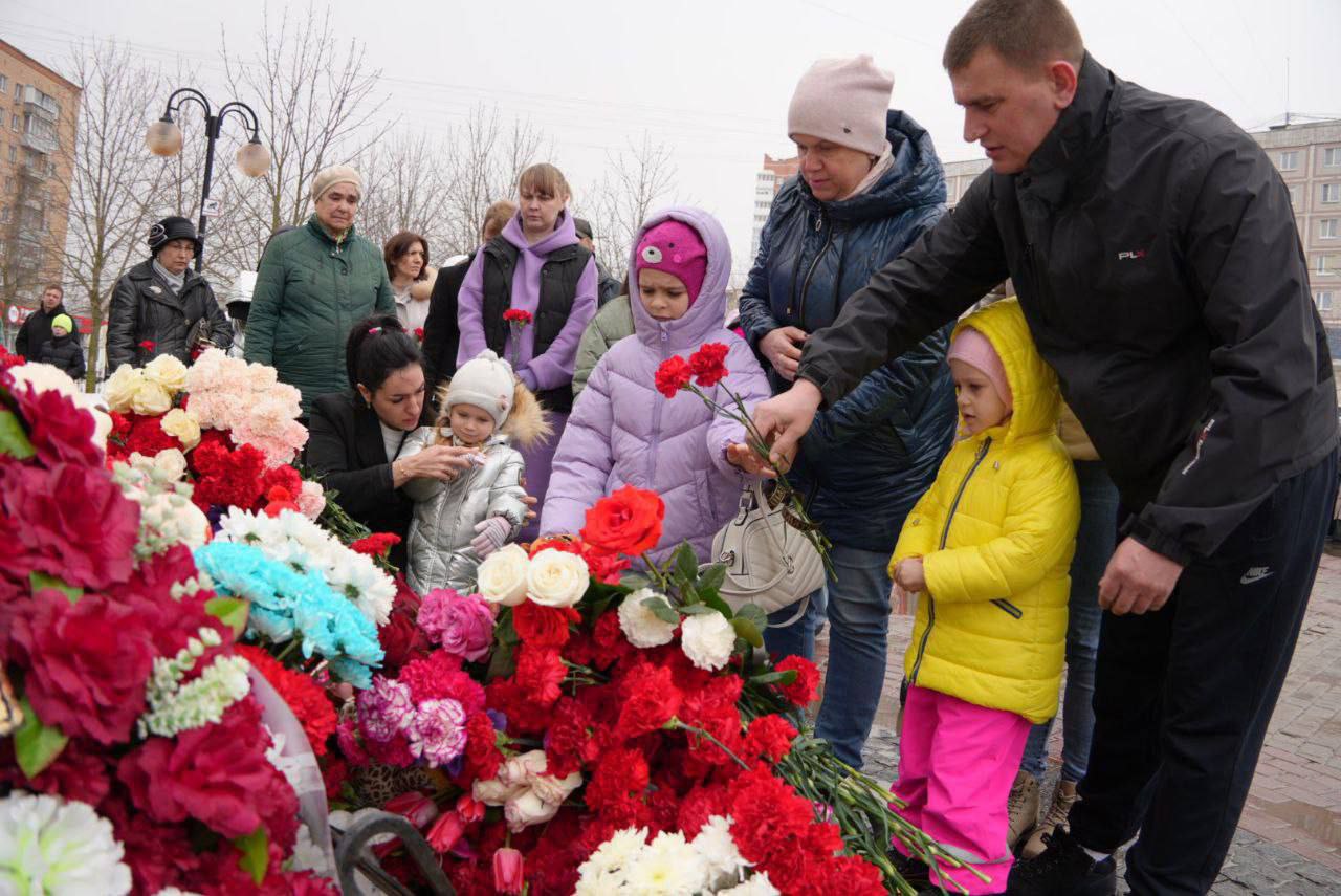 В Городском округе Серпухов прошли возложения цветов к мемориалам в память о жертвах теракта 22.03.2024