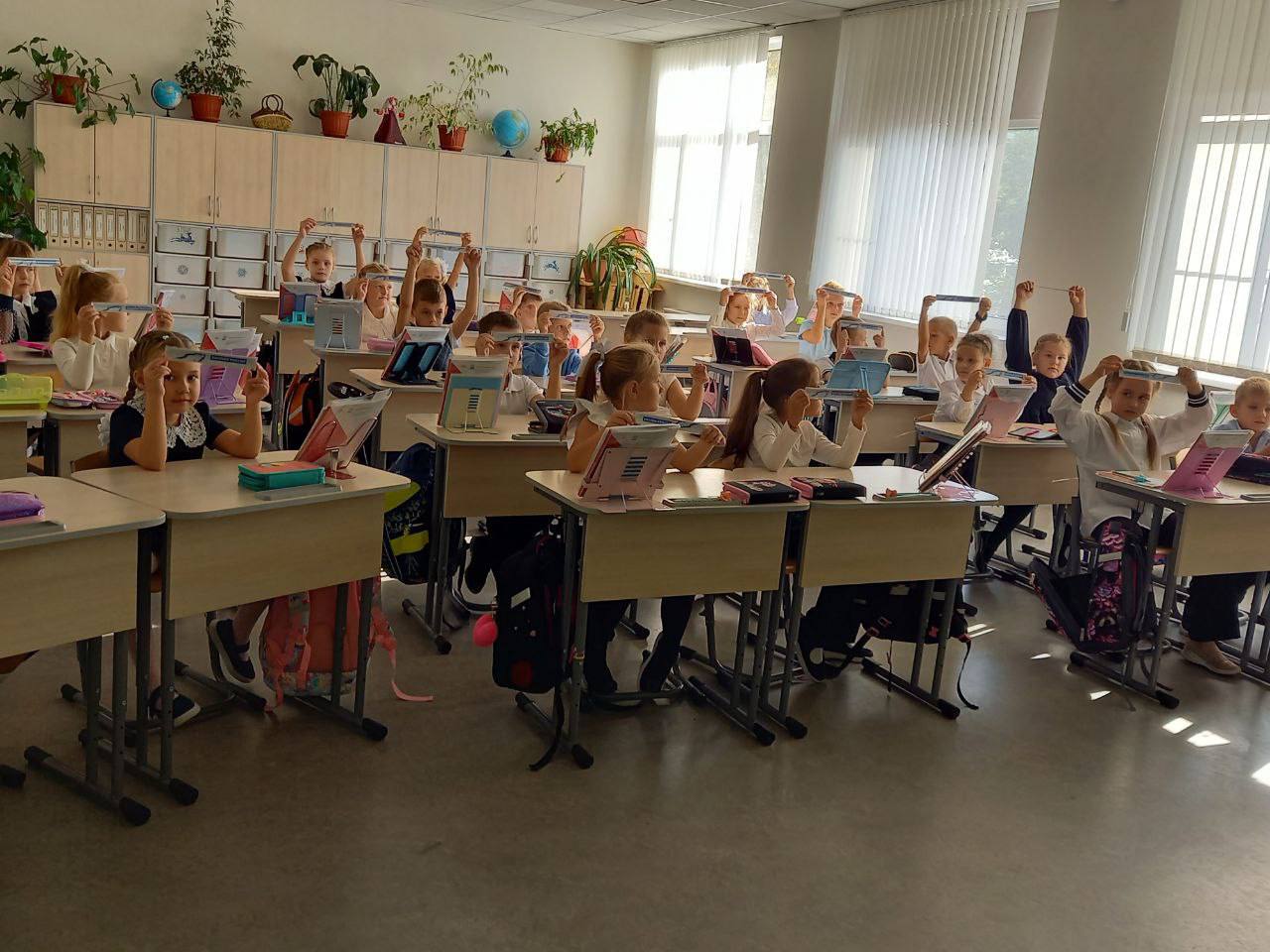 В рамках партийного проекта «Безопасные дороги» в МБОУ СОШ № 7 с учениками первых классов проведен урок по безопасности дорожного движения «Правильно переходи дорогу» В рамках партийного проекта «Безопасные дороги» в МБОУ СОШ № 7 с учениками первых классов проведен урок по безопасности дорожного движения «Правильно переходи дорогу»