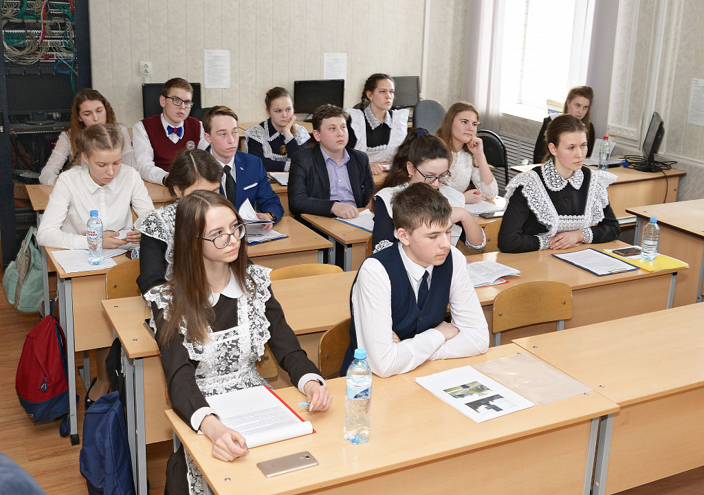 Школьники 9 классов. Ученик 9 класса. Школьники 9 класс. Учебно-исследовательская конференция школьников. Московские школьники.