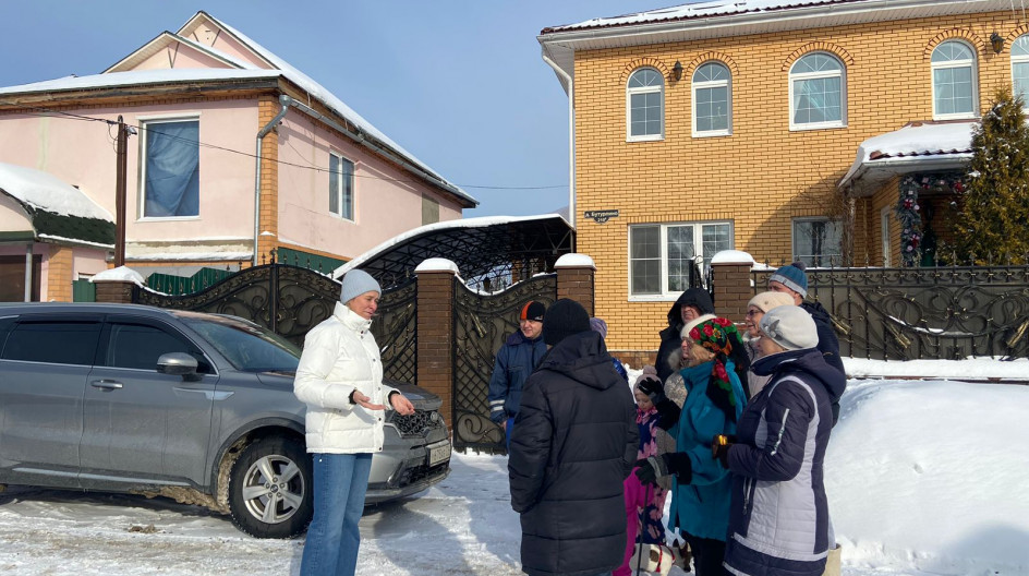 С жителями деревни Бутурлино провела встречу депутат Совета депутатов Серпухова Наталья Боровских С жителями деревни Бутурлино провела встречу депутат Совета депутатов Серпухова Наталья Боровских
