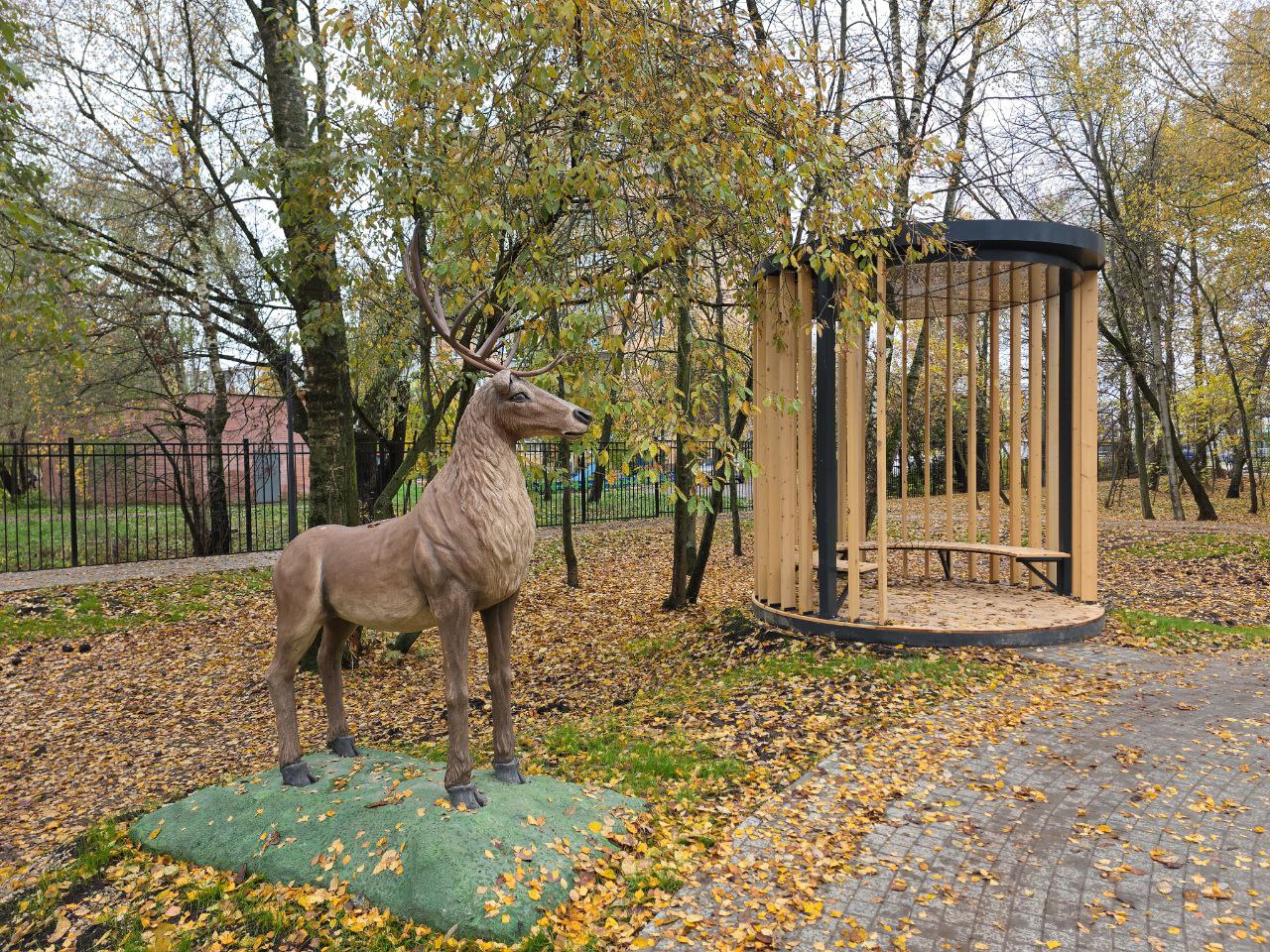 В обновляемом серпуховском парке «Питомник» установили 18 скульптур животных