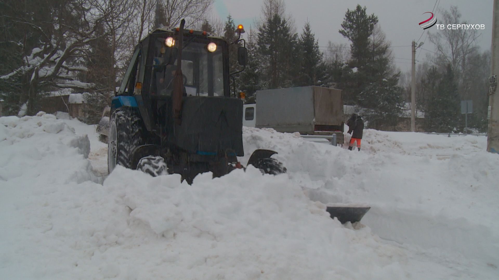В Серпухове чистят снег круглосуточно