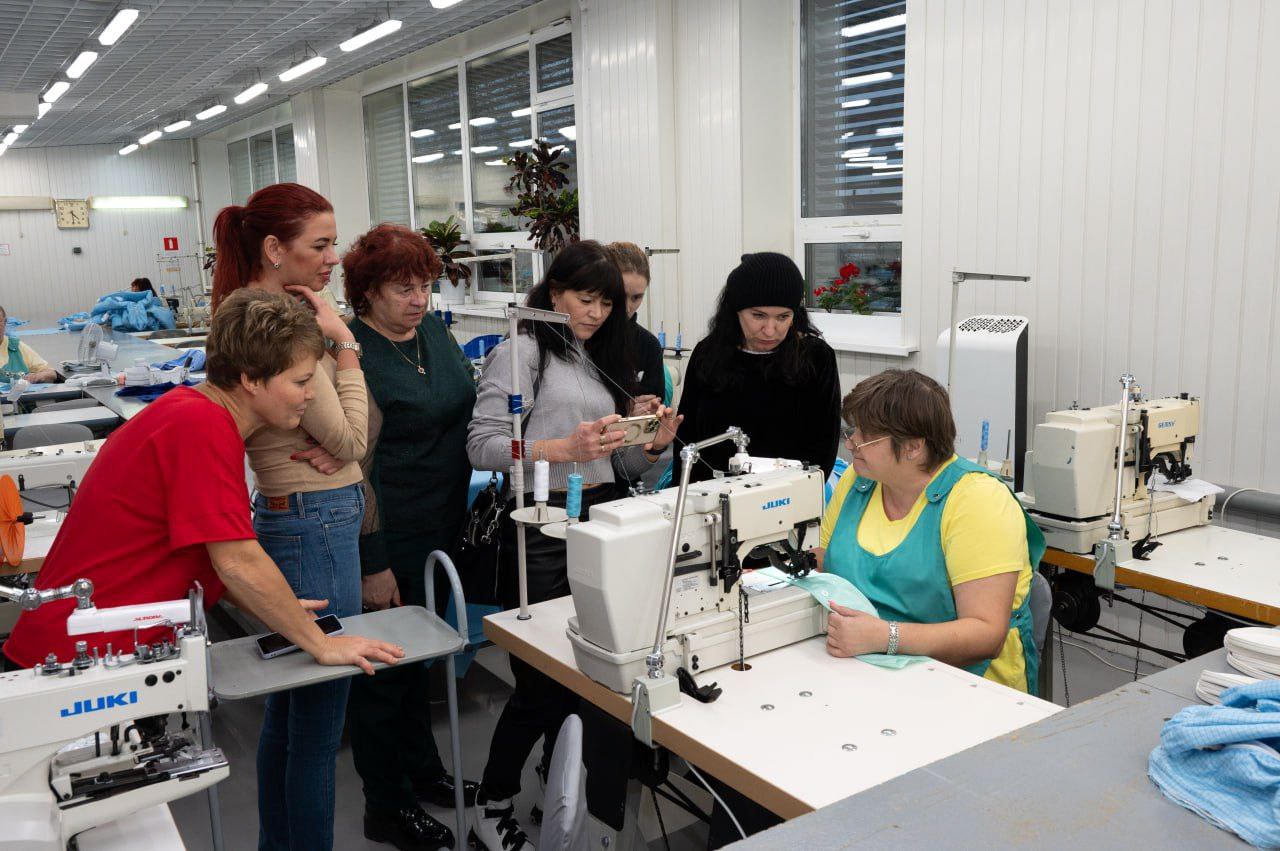 В Серпухове для семей участников СВО организовали экскурсию в Центр специальной одежды 