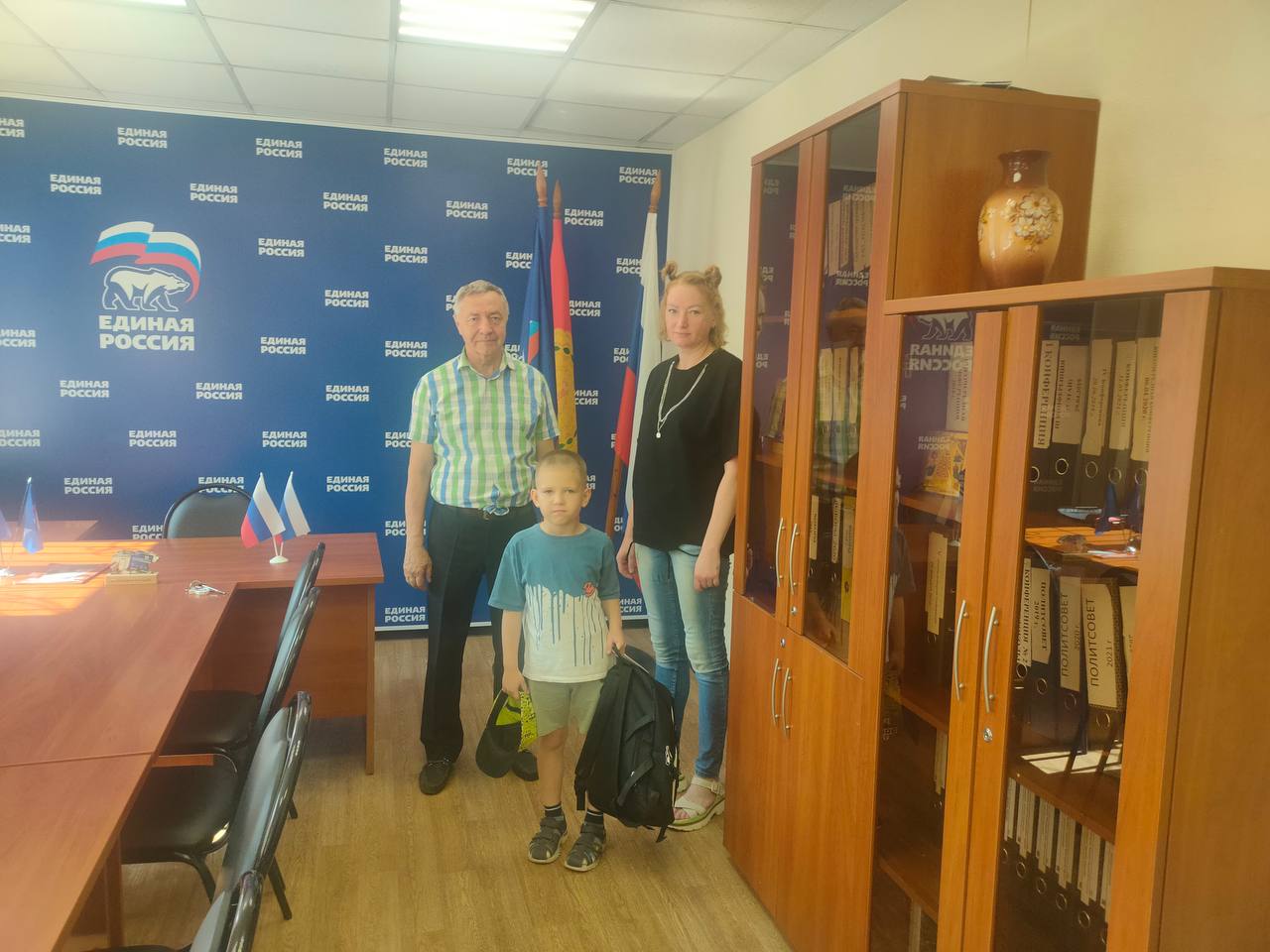 Партактив местного отделения «Единой России» продолжают вручать нуждающимся семьям рюкзаки с канцелярскими принадлежностями, в рамках акции «Доброе дело»