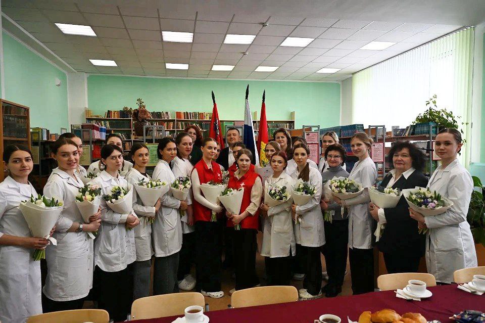 Студенток и преподавателей Серпуховского филиала Московского областного медицинского колледжа поздравили с 8 Марта 