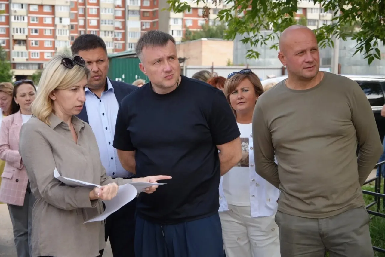 Глава городского округа Серпухов Алексей Шимко вместе с депутатами окружного Совета Марией Арсеньевой и Николаем Пушкиным, а также профильными специалистами встретился с жителями