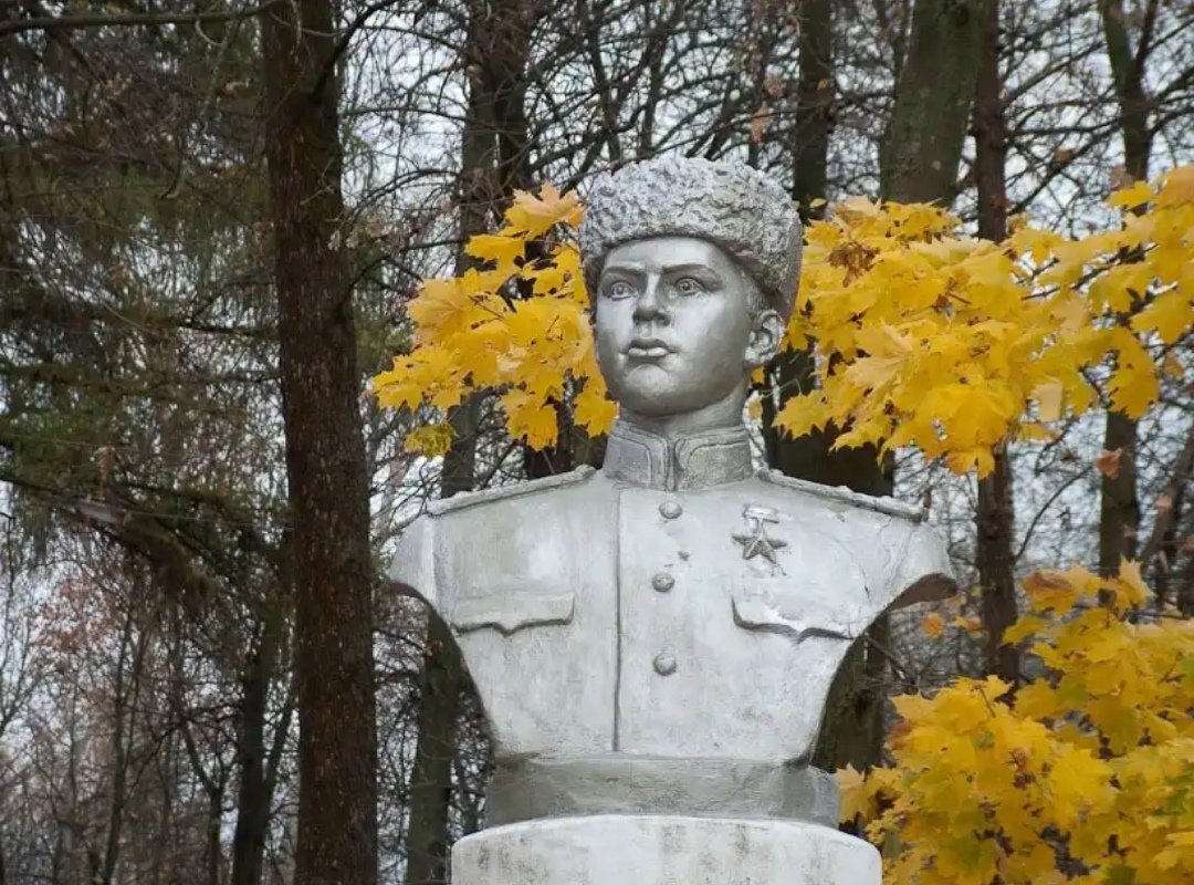Сквер героям советского союза. Памятник Олегу Степанову в Серпухове.