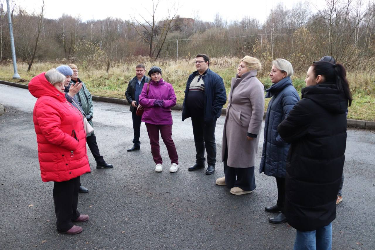 В Пущино по просьбе жителей установили скамейки на улице Парковой