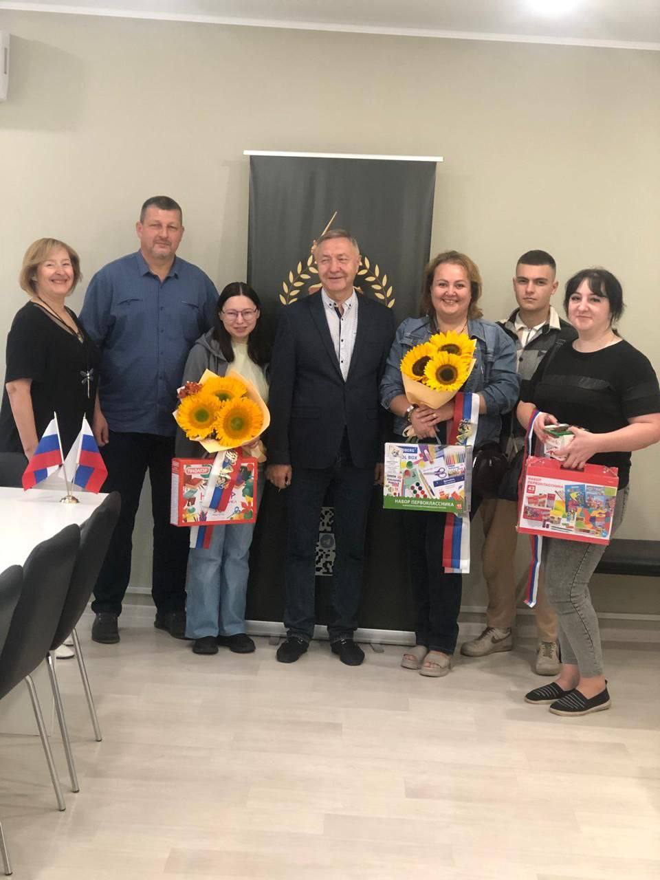 Детям участников СВО в Серпухове подарили школьные наборы