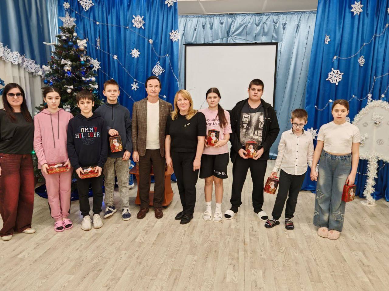 Президент ИИФ Алексей Царьков поздравил 50 детей в центре «Серпуховский» Президент ИИФ Алексей Царьков поздравил 50 детей в центре «Серпуховский»