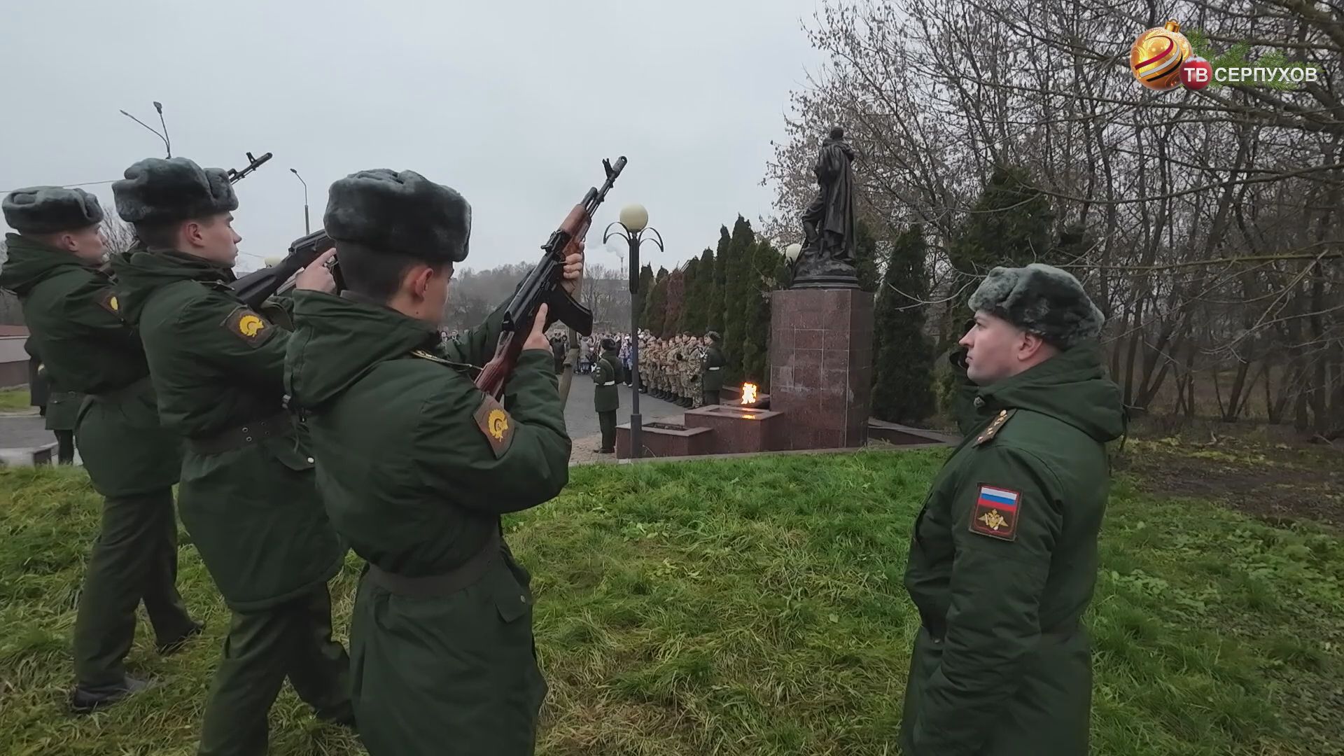 В Серпухове возложили цветы к мемориалам в честь 84-й годовщины контрнаступления под Москвой