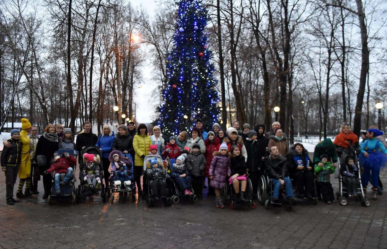 Подосиновец центр елка. Лето парк серпухов. Новогодняя елка для детей в корстон серпухов. Детский бум серпухов. Развлекательная программа с персонажами.