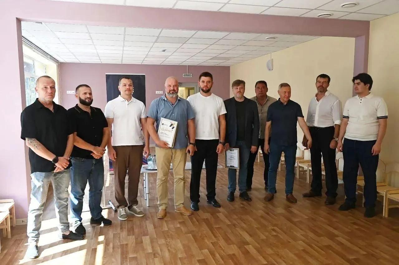 В Серпухове поздравили с Днем строителя бригаду, работающую в детском саду «Ласточка» 