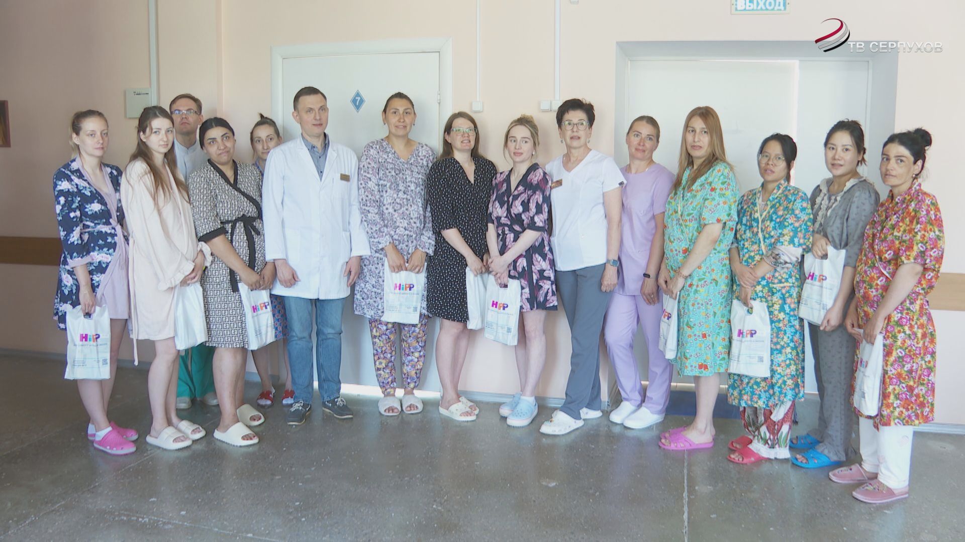 В Серпухове молодых мам с новорожденными малышами поздравили с Днем семьи, любви и верности