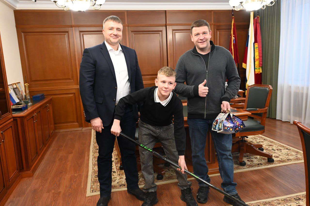 Юный хоккеист из Серпухова получил в подарок клюшку с автографом Владислава Третьяка