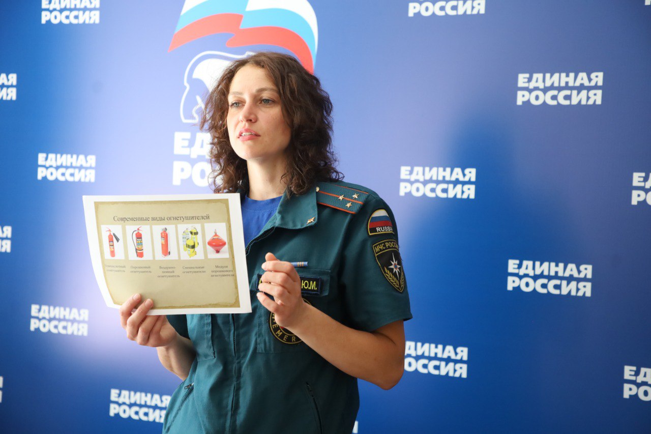 Волонтёрам Серпухова рассказали о правилах пользования средствами пожаротушения