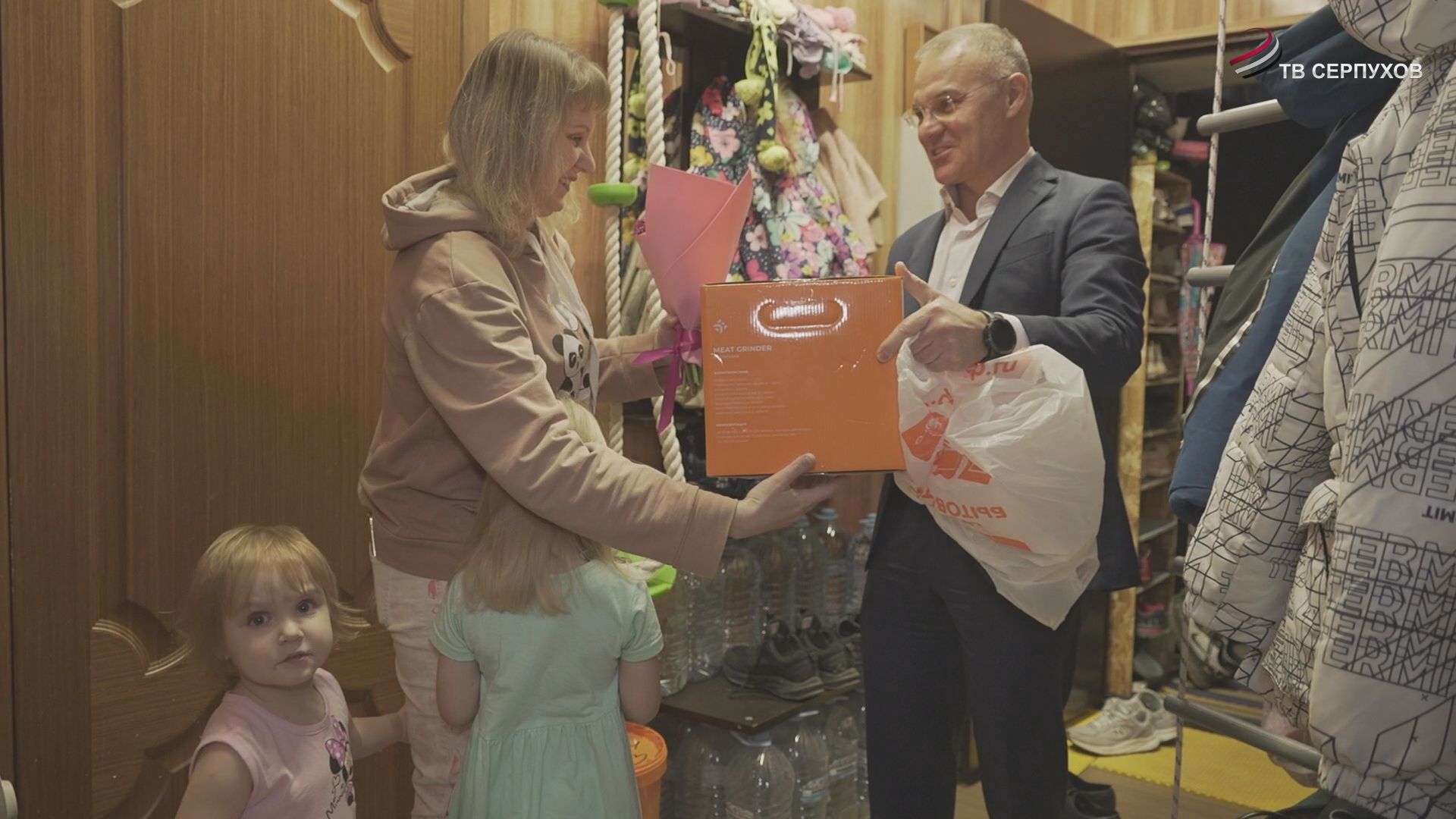 В Серпухове депутат Госдумы поздравил женщин с Днем матери