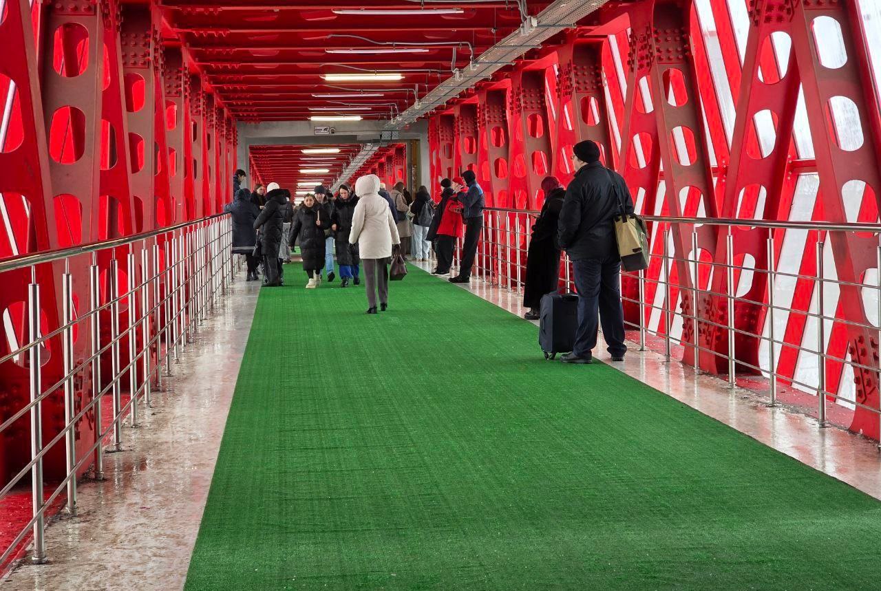 Антискользчщее покрытие укладывают на мосту на железнодорожном вокзале Серпухова