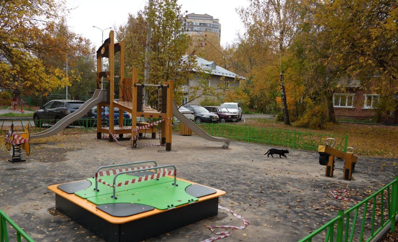 В Серпухове завершают установку новых детских игровых площадок