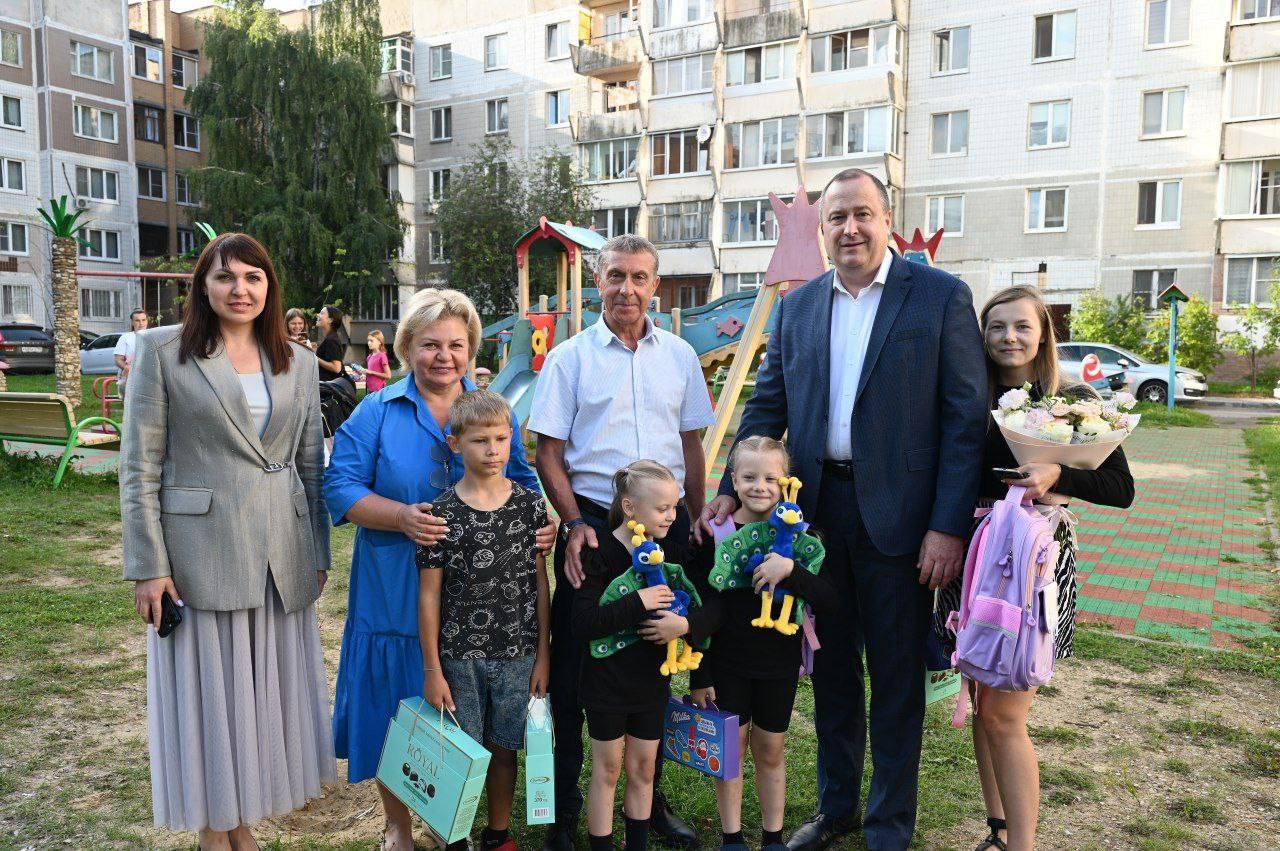 Секретарь Серпуховского местного отделения партии «Единая Россия» Сергей Никитенко вручил подарочный набор будущим первоклассницам 