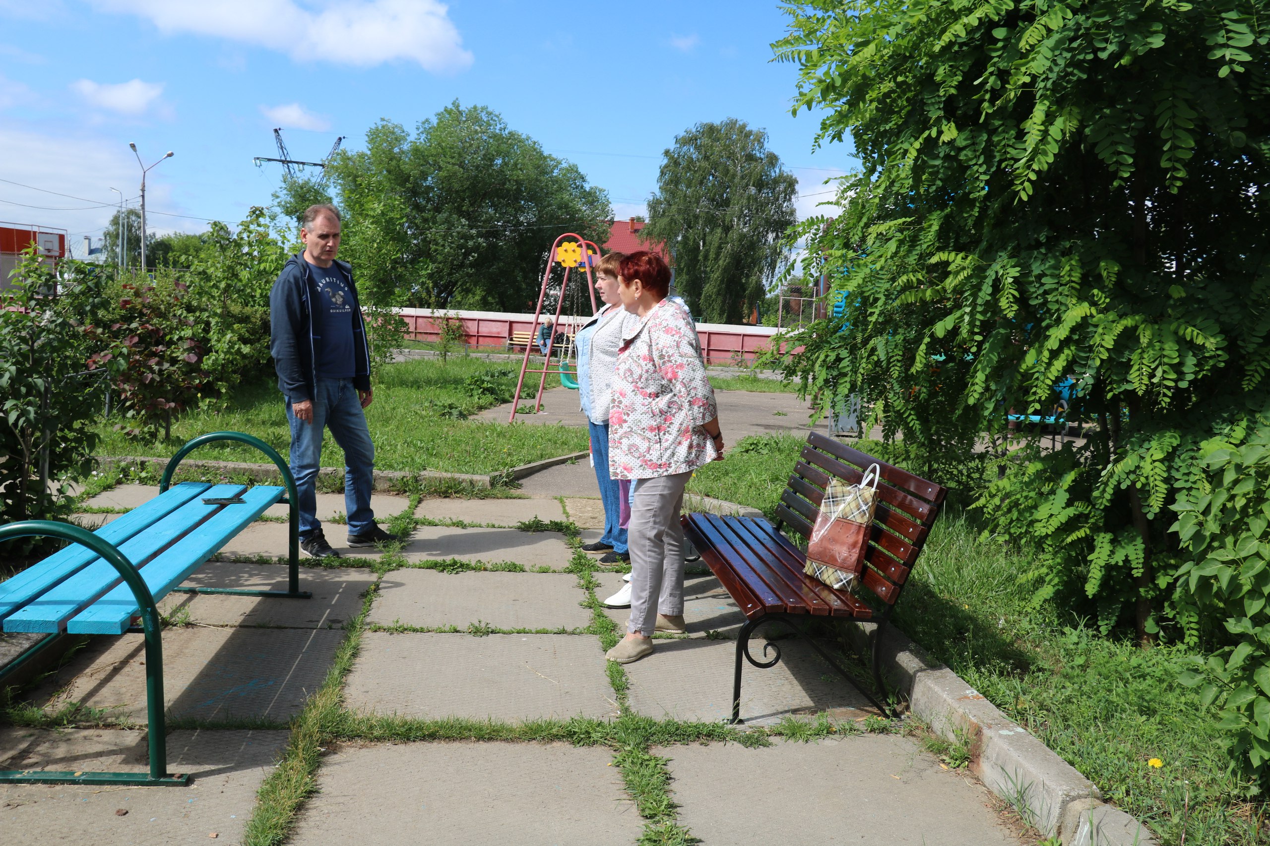 В сквере на улице Весенней в Серпухове появились новые скамейки В сквере на улице Весенней в Серпухове появились новые скамейки