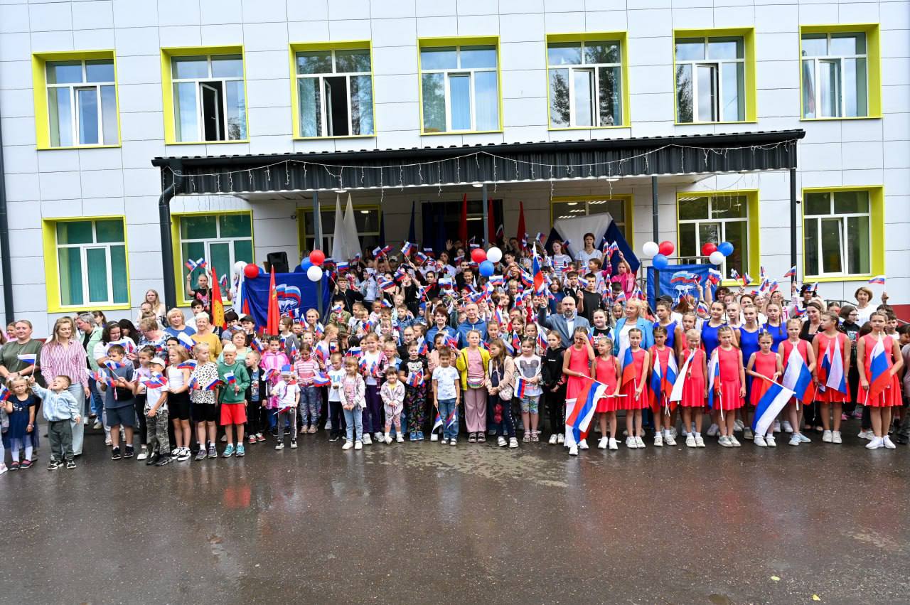 При инициативе местного отделения партии «Единая Россия» на базе Пролетарской школы прошел праздник «Россия - это мы!», в честь Дня российского триколора 