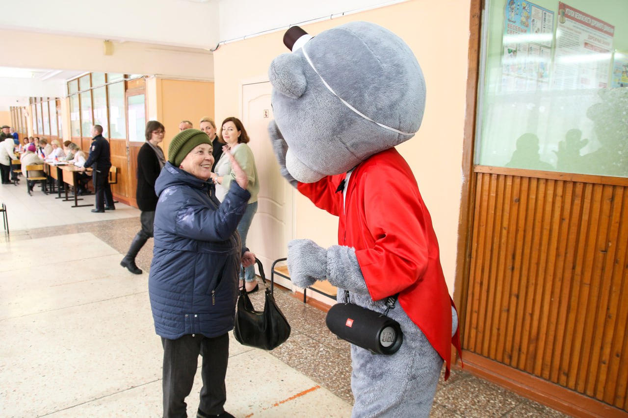На выборы в школу №7 Городского округа Серпухов пришел необычный гость На выборы в школу №7 Городского округа Серпухов пришел необычный гость