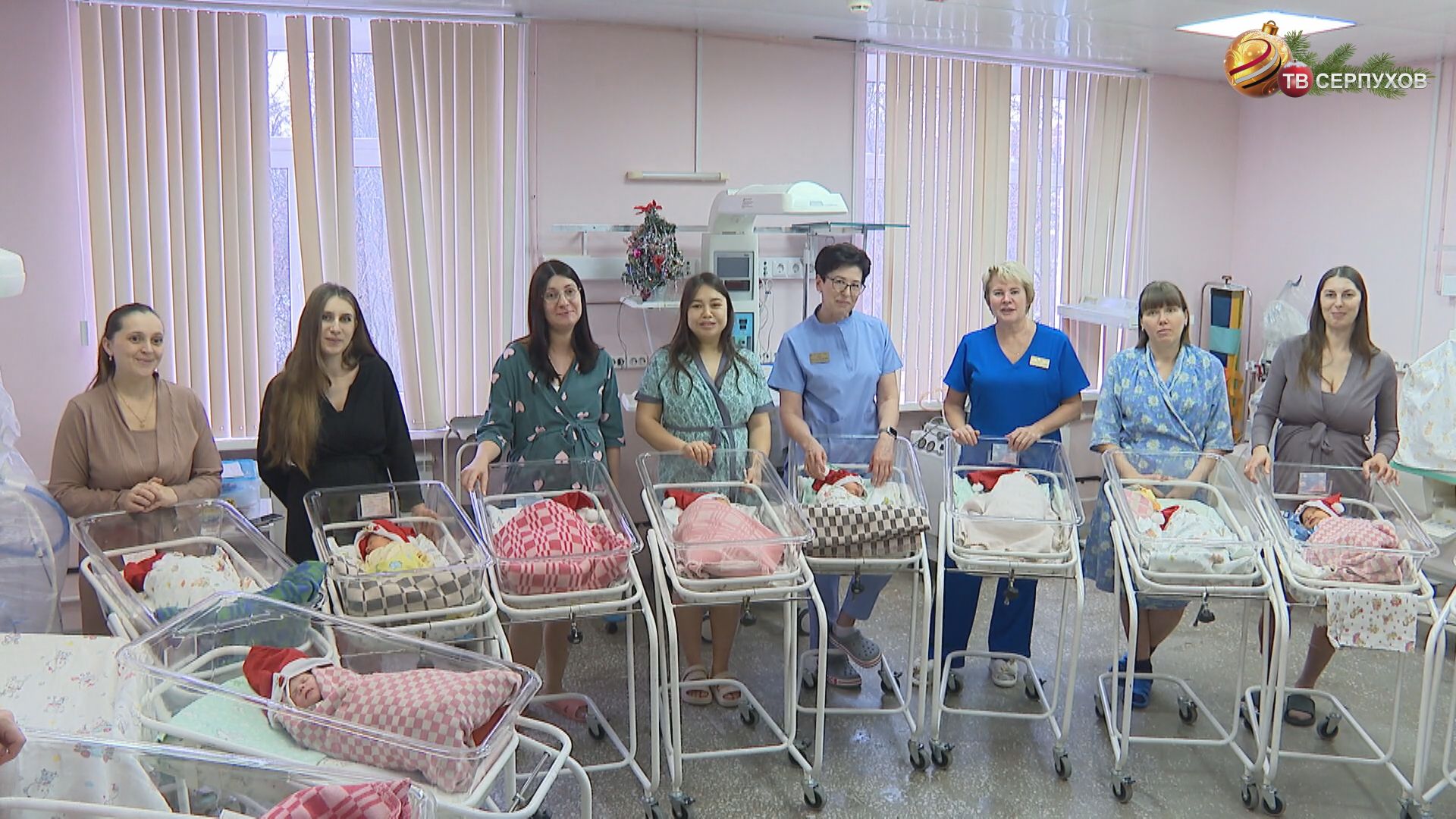 В Серпуховском роддоме новорожденных в декабре фотографируют в праздничных колпачках